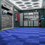 Sechseckige, blau beleuchtete Garagenbodenfliesen mit strukturiertem Muster und Kantenschutz, ideal für eine moderne, funktionale Garage