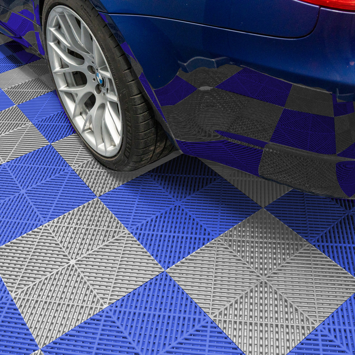 Sechseckige Garagenbodenfliesen in Grau und Blau, mit rutschfester Textur, die eine moderne und stilvolle Umgebung schaffen, ideal für Autos