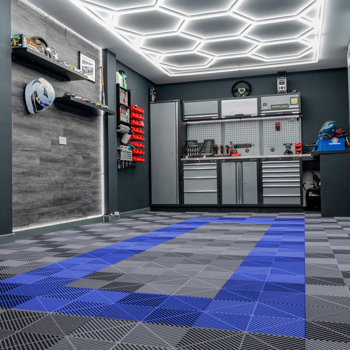 Belüftete Garagenbodenfliesen und sechseckige LED-Leuchten 90 Graue x 30 Blaue - mit Kanten