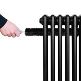 Schwarzer Röhrenheizkörper mit vier Säulen, 600mm x 425mm, wird mit einer Bürste gereinigt, glänzende Oberfläche und robuste Struktur