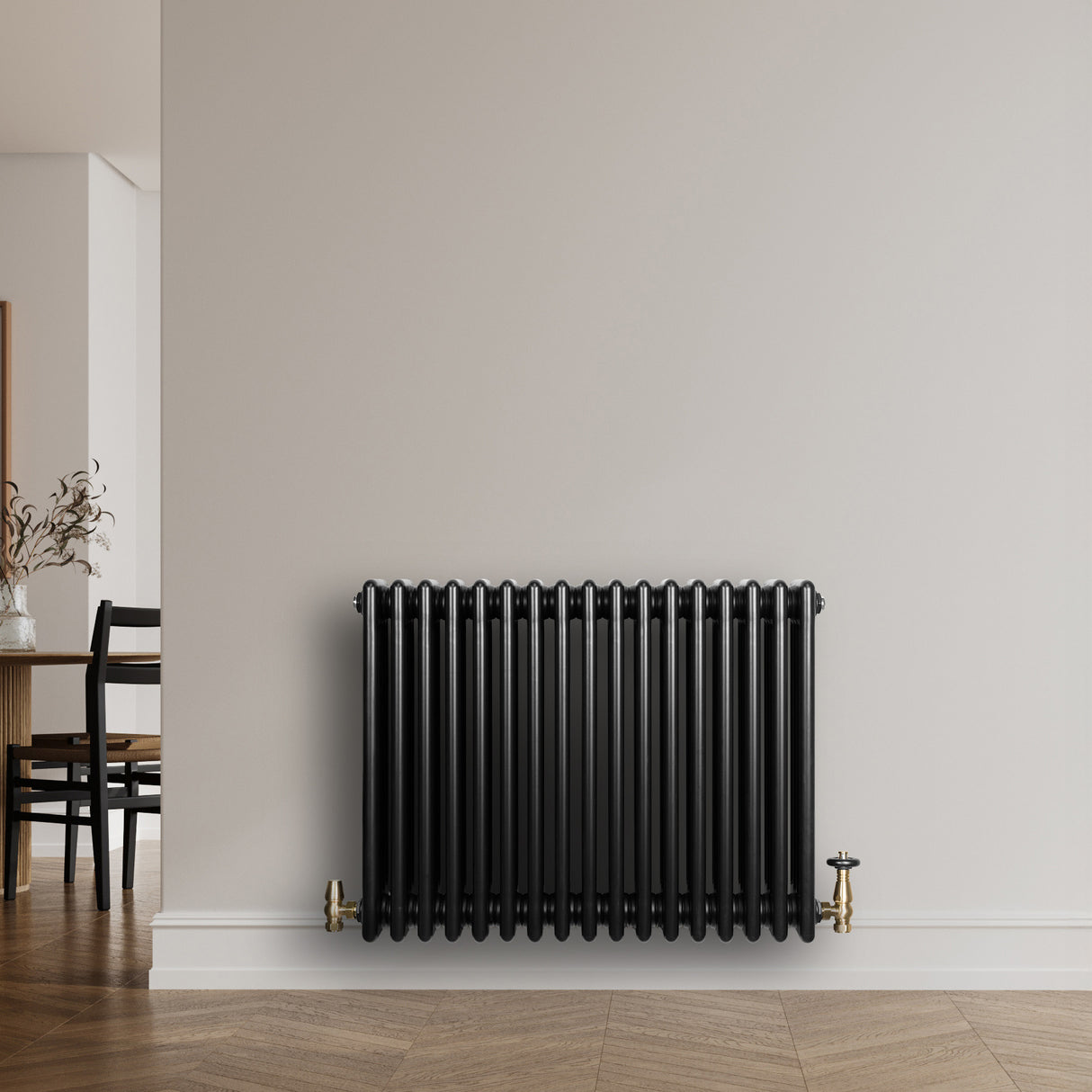 Schwarzer Röhrenheizkörper mit vier Säulen, 600mm x 785mm, glänzende Oberfläche, elegant an einer hellen Wand montiert, ideal für moderne Innenräume