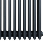 Röhrenheizkörper mit vier Säulen in Anthrazitgrau, aus robustem Material, mit glatter, mattschwarzer Oberfläche und runden, gleichmäßigen Formen