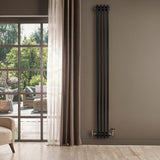 Schwarzer Röhrenheizkörper mit vier Säulen, 1800mm x 200mm, an einer Wand, umgeben von natürlichem Licht und eleganter Einrichtung