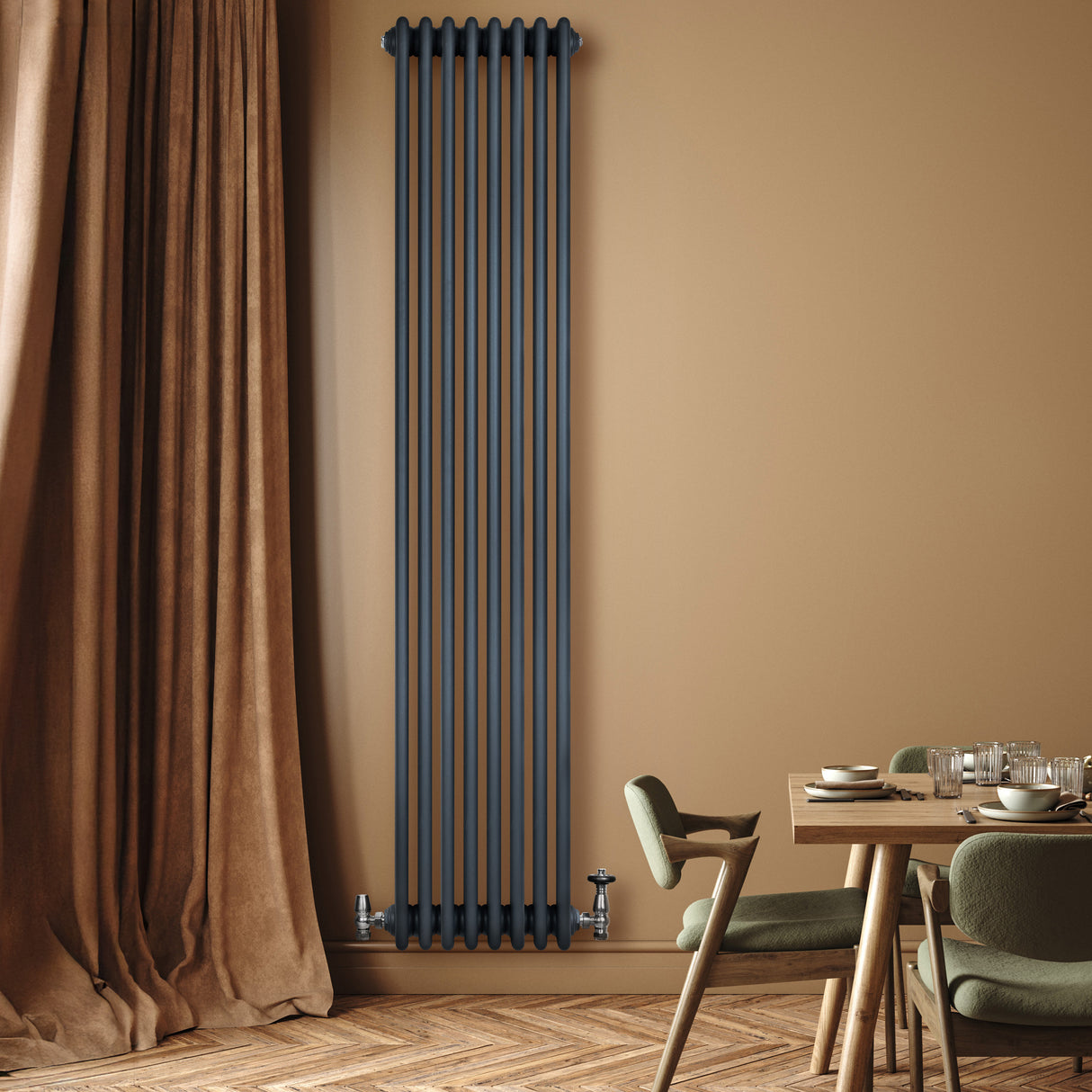 Röhrenheizkörper mit vier Säulen in Anthrazitgrau, 1800mm x 380mm, elegant an einer Wand montiert, umgeben von einem stilvollen Essbereich