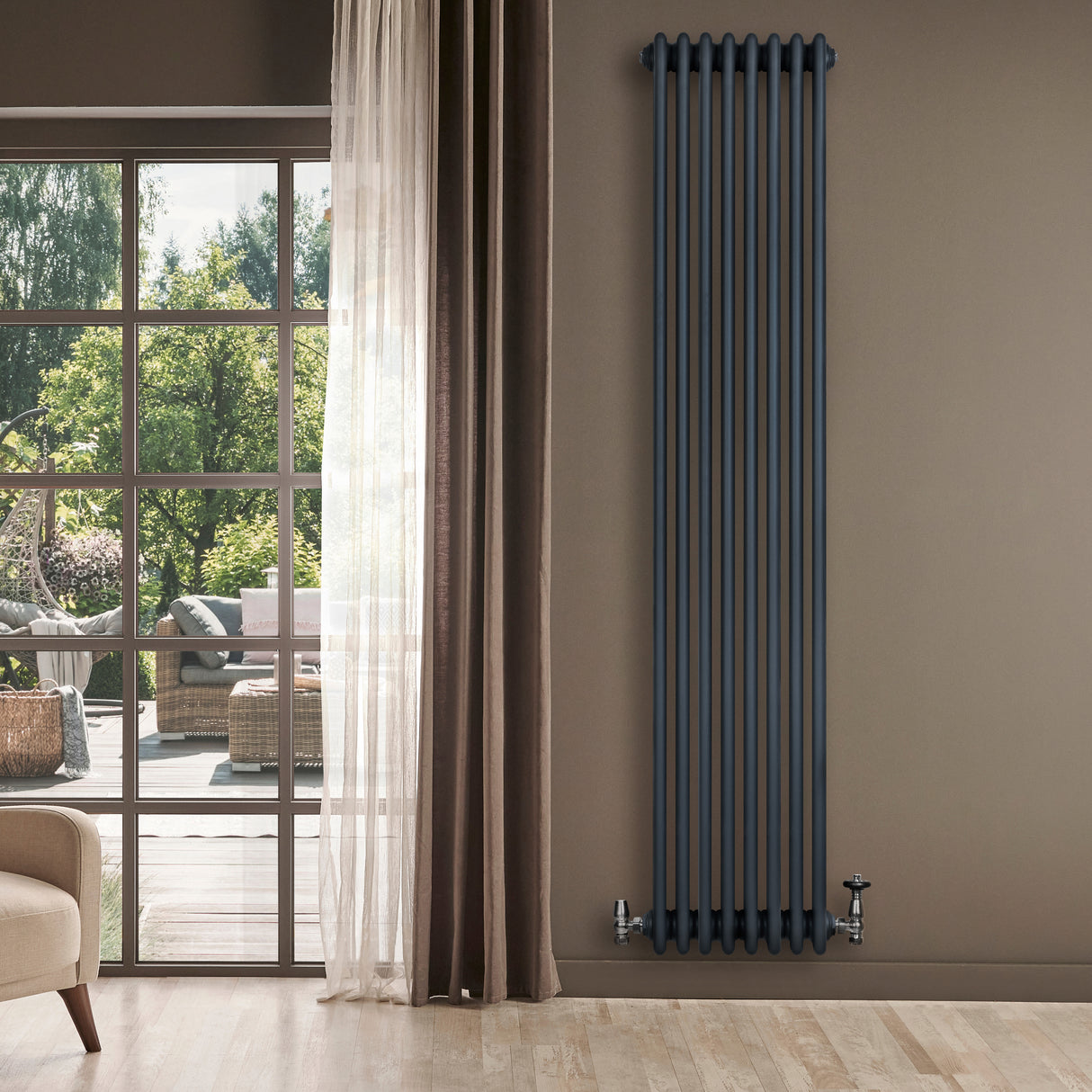 Röhrenheizkörper mit vier Säulen in Anthrazitgrau, 1800mm x 380mm, vertikal an einer Wand montiert, umgeben von natürlichem Licht und einem modernen Raumdesign