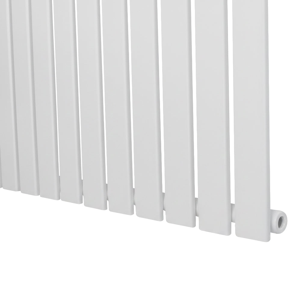Flachheizkörper in Weiß, 600mm x 700mm, mit schlanken, vertikalen Lamellen und glatter, glänzender Oberfläche für moderne Innenräume