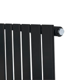 Schwarzer Flachheizkörper mit schlanken, vertikalen Lamellen, 600mm x 910mm, glänzender Anschluss, modernes Design für effiziente Wärmeverteilung