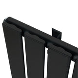 Flachheizkörper in elegantem Schwarz, 600mm x 910mm, mit glatten, vertikalen Lamellen und modernem Design für stilvolle Heizlösungen