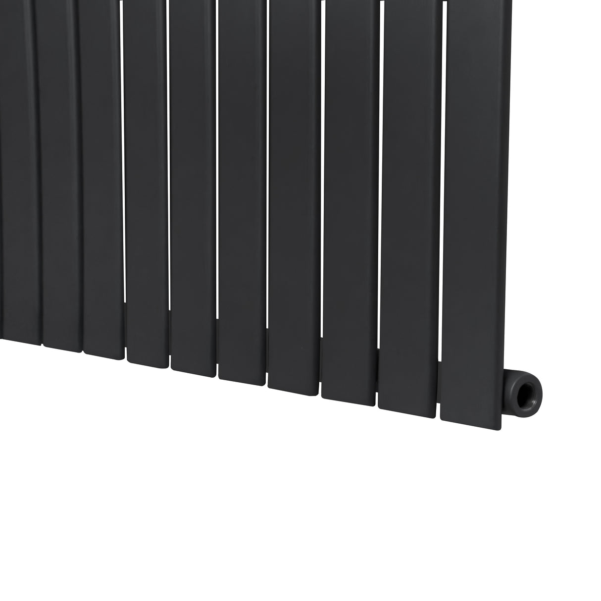Flachheizkörper in Anthrazitgrau, 600mm x 1190mm, mit schlanken, vertikalen Lamellen und glatter, mattschwarzer Oberfläche für modernes Design