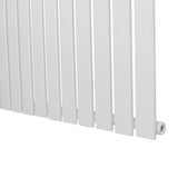 Flachheizkörper in elegantem Weiß, 600mm x 1190mm, mit glatten, vertikalen Lamellen und einer modernen, minimalistischen Form für zeitgemäße Räume