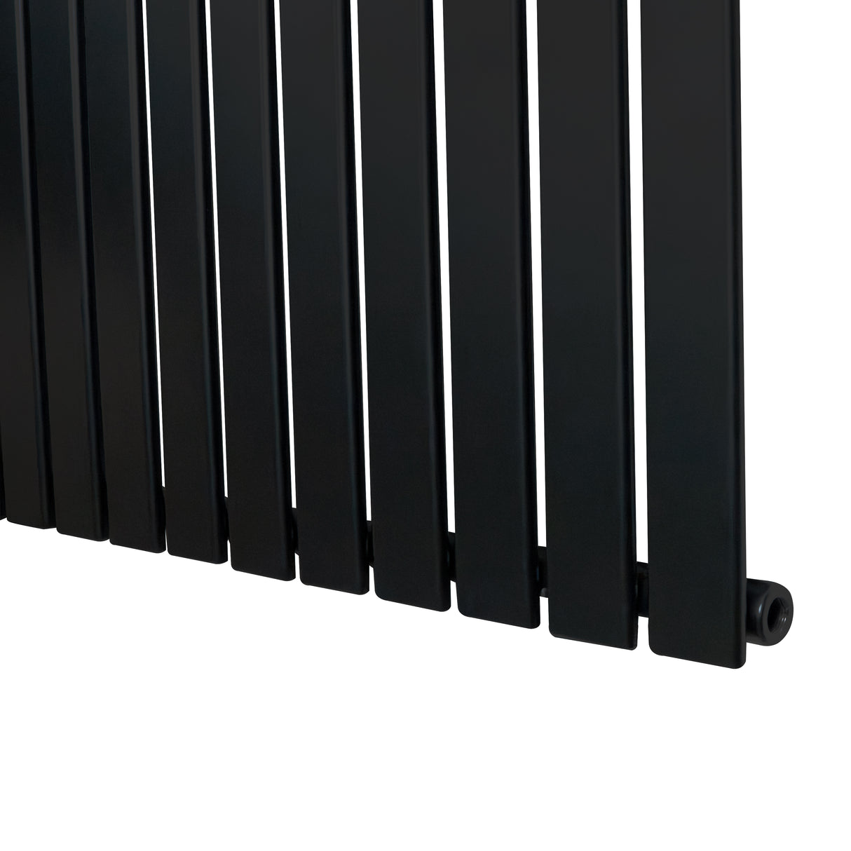 Flachheizkörper in elegantem Schwarz, 600mm x 1190mm, mit schlanken, vertikalen Lamellen und glatter, mattschwarzer Oberfläche für modernes Wohndesign