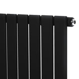 Flachheizkörper in Schwarz, 600mm x 1400mm, mit glatter Oberfläche und modernen, vertikalen Lamellen für effiziente Wärmeverteilung