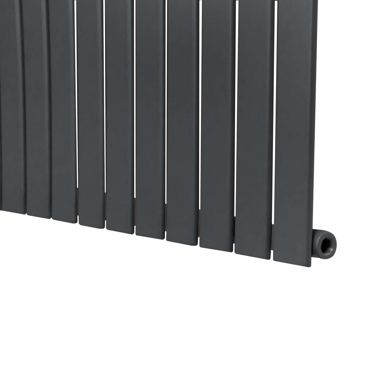 Flachheizkörper in Anthrazitgrau, 1600mm x 280mm, mit schlanken, vertikalen Lamellen und glatter, mattschwarzer Oberfläche für modernes Design