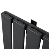 Flachheizkörper in Anthrazitgrau, 1600mm x 420mm, mit glatten, modernen Lamellen und einer robusten, matten Oberfläche für stilvolle Wärme