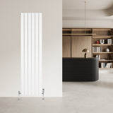 Flachheizkörper in Weiß, 1600mm x 420mm, mit schlanken vertikalen Lamellen, ideal für moderne Innenräume und effiziente Wärmeverteilung