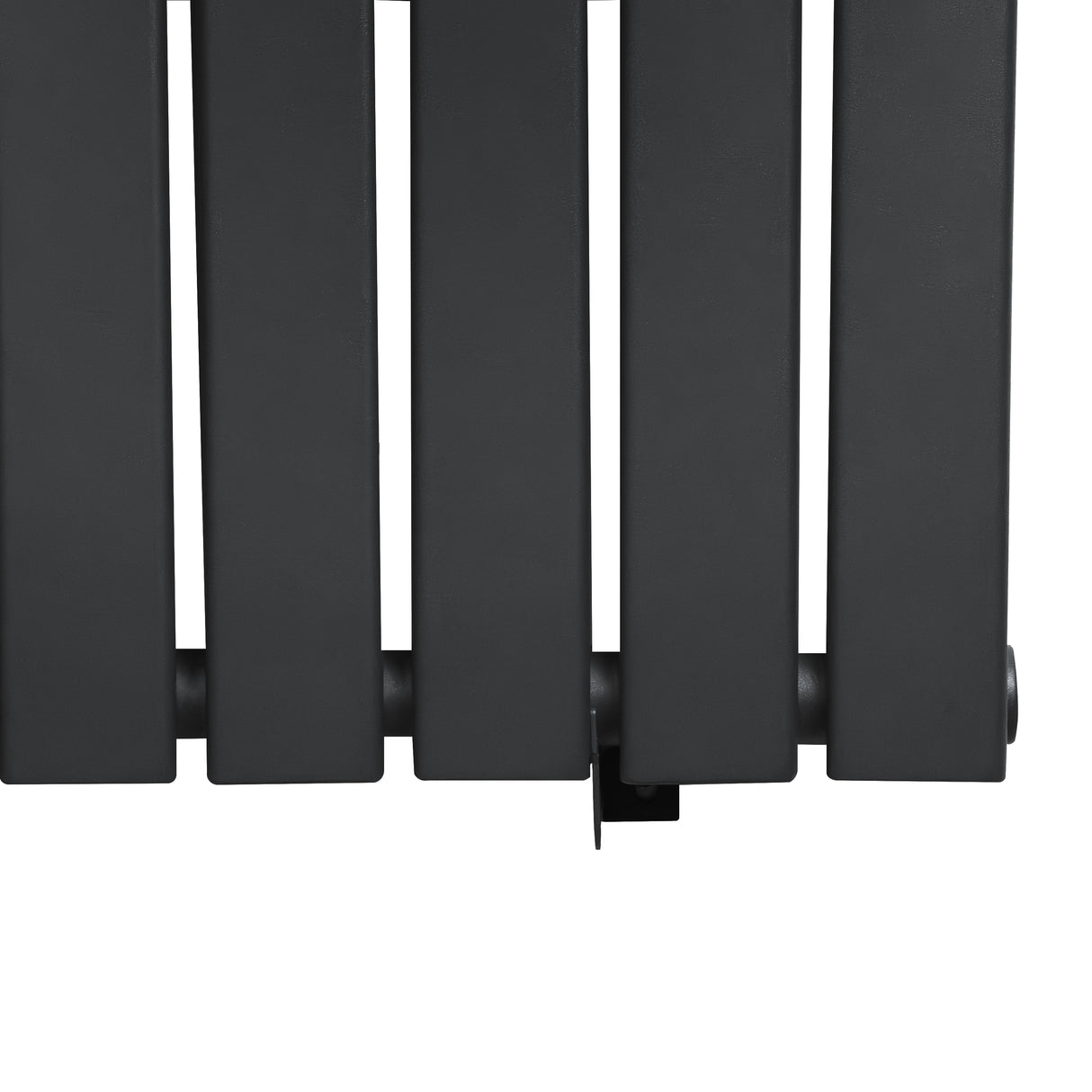 Flachheizkörper in Anthrazitgrau, 1600mm x 560mm, mit glatten, rechteckigen Lamellen und modernem, minimalistischen Design für effiziente Wärmeabgabe