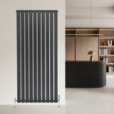 Flachheizkörper in Anthrazitgrau, 1600mm x 700mm, mit schlanken vertikalen Lamellen, modernem Design und glatter Oberfläche, ideal für stilvolle Innenräume