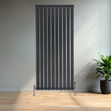 Flachheizkörper in Anthrazitgrau, 1600mm x 700mm, mit vertikalen Lamellen und glänzenden Füßen, ideal für moderne Innenräume und effiziente Wärmeverteilung