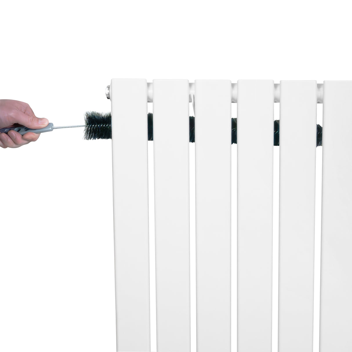 Flachheizkörper in Weiß, 1600mm x 700mm, mit einer Hand, die eine Reinigungsbürste zwischen den Lamellen führt, um Staub zu entfernen