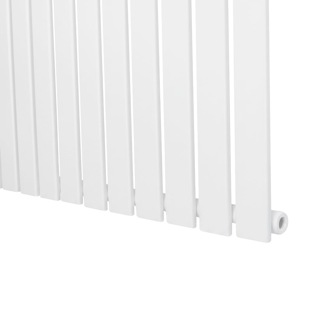 Flachheizkörper in Weiß, 1600mm x 700mm, mit glatten, vertikalen Lamellen und einem modernen, minimalistischen Design für effiziente Wärmeverteilung
