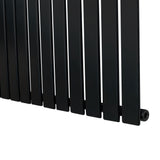 Flachheizkörper in elegantem Schwarz, 1600mm x 700mm, mit schlanken, vertikalen Lamellen und glatter, mattschwarzer Oberfläche für modernes Wohndesign