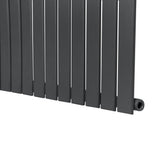 Flachheizkörper in Anthrazitgrau, 1800mm x 280mm, mit schlanken, vertikalen Lamellen und mattem Finish für moderne Innenräume