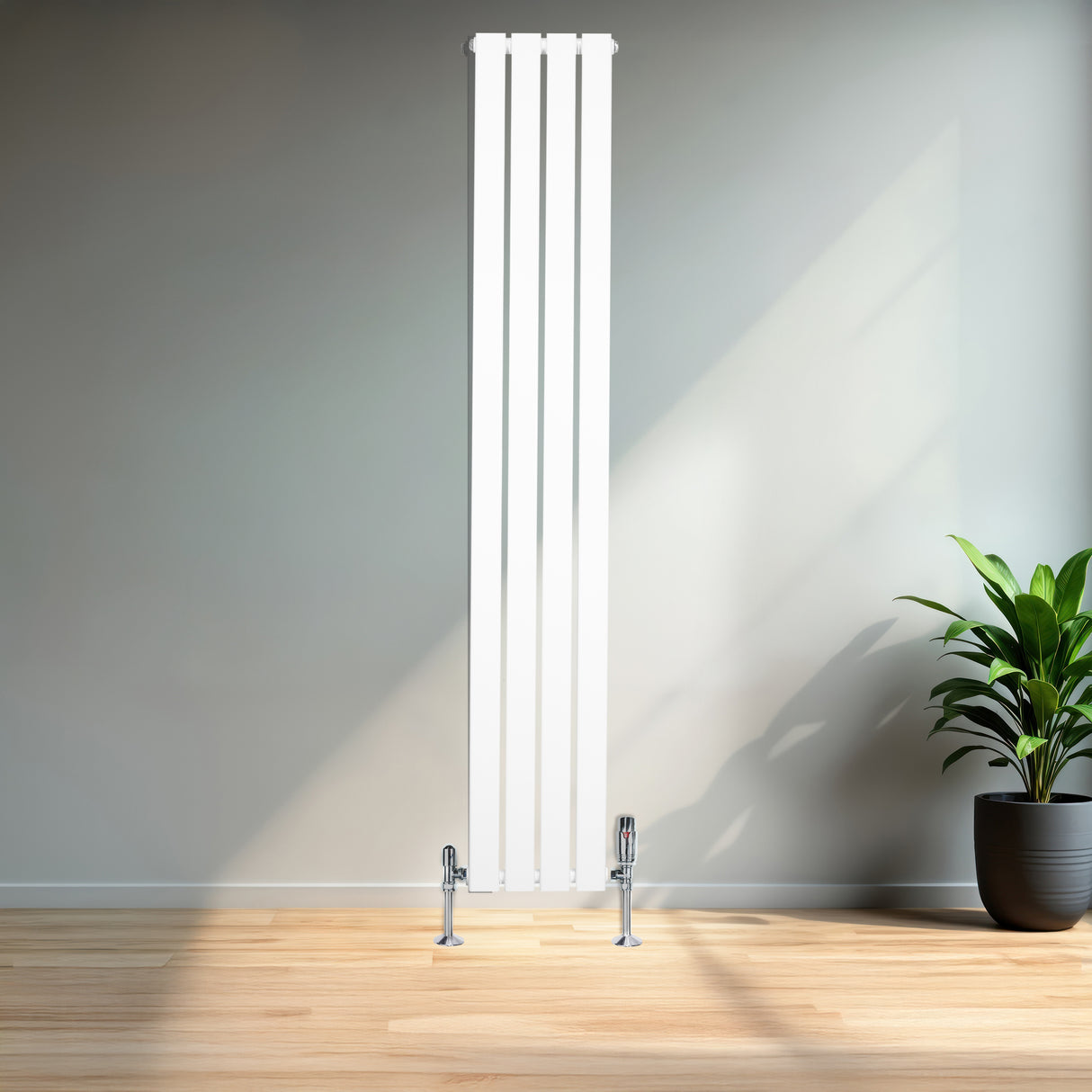 Flachheizkörper in Weiß, 1800mm x 280mm, mit schlankem, vertikalem Design und glänzenden Metallfüßen, vor einem modernen Raum mit Holzfußboden und Pflanze