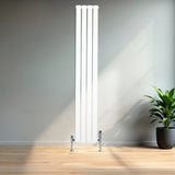 Flachheizkörper in Weiß, 1800mm x 280mm, mit schlankem, vertikalem Design und glänzenden Metallfüßen, vor einem modernen Raum mit Holzfußboden und Pflanze