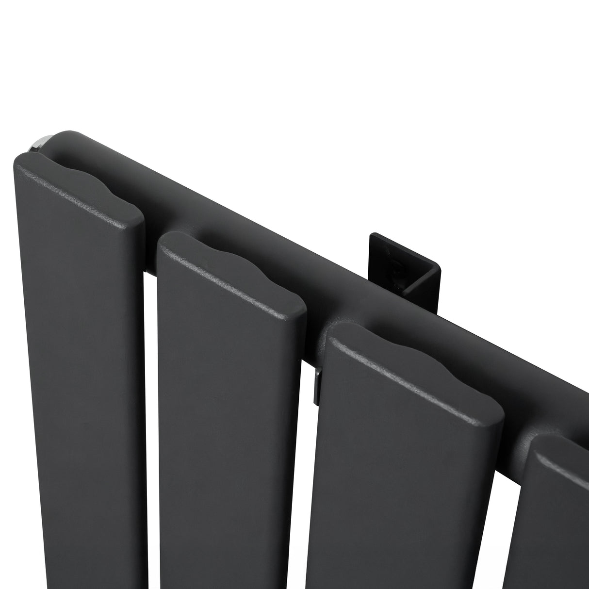 Flachheizkörper in Anthrazitgrau, 1800mm x 560mm, mit glatten, vertikalen Lamellen und modernem, minimalistischen Design für effiziente Wärmeabgabe