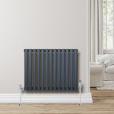 Gliederheizkörper in Anthrazitgrau, 600mm x 780mm, mit vertikalen Röhren und glänzenden Ventilen, elegant an einer hellen Wand montiert