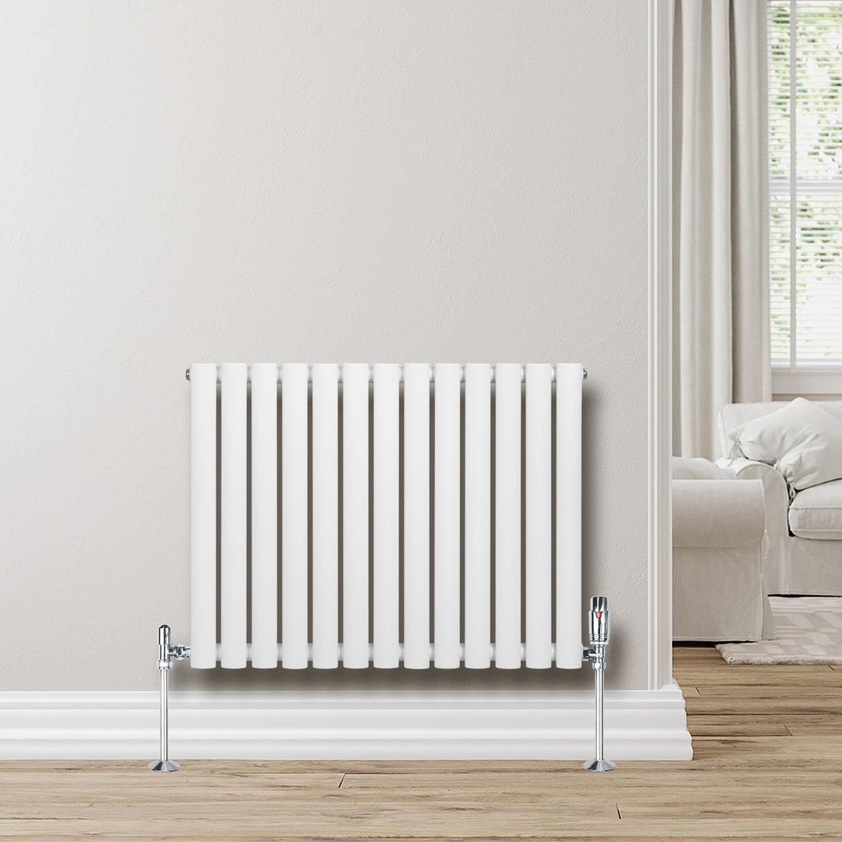 Weißer Gliederheizkörper mit 600mm x 780mm, vertikale Lamellen, glänzende verchromte Ventile, stilvoll an einer hellen Wand montiert