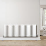 Gliederheizkörper in Weiß, 600mm x 1620mm, mit schlanken, vertikalen Lamellen und glänzenden Füßen, ideal für moderne Wohnräume und effiziente Wärmeverteilung