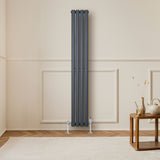 Gliederheizkörper in Anthrazitgrau, 1600mm x 240mm, mit schlanken, vertikalen Röhren und eleganten Füßen, ideal für moderne Innenräume