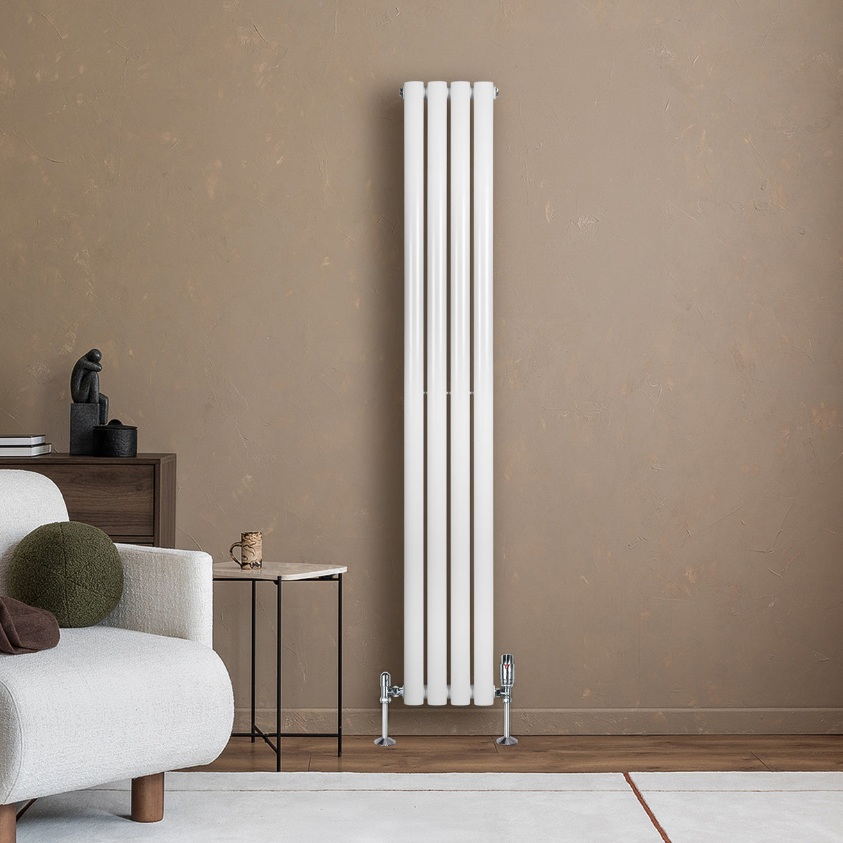 Hochformatiger, weißer Gliederheizkörper mit fünf vertikalen Röhren, elegant vor einer warmen, erdigen Wand, ideal für moderne Wohnräume