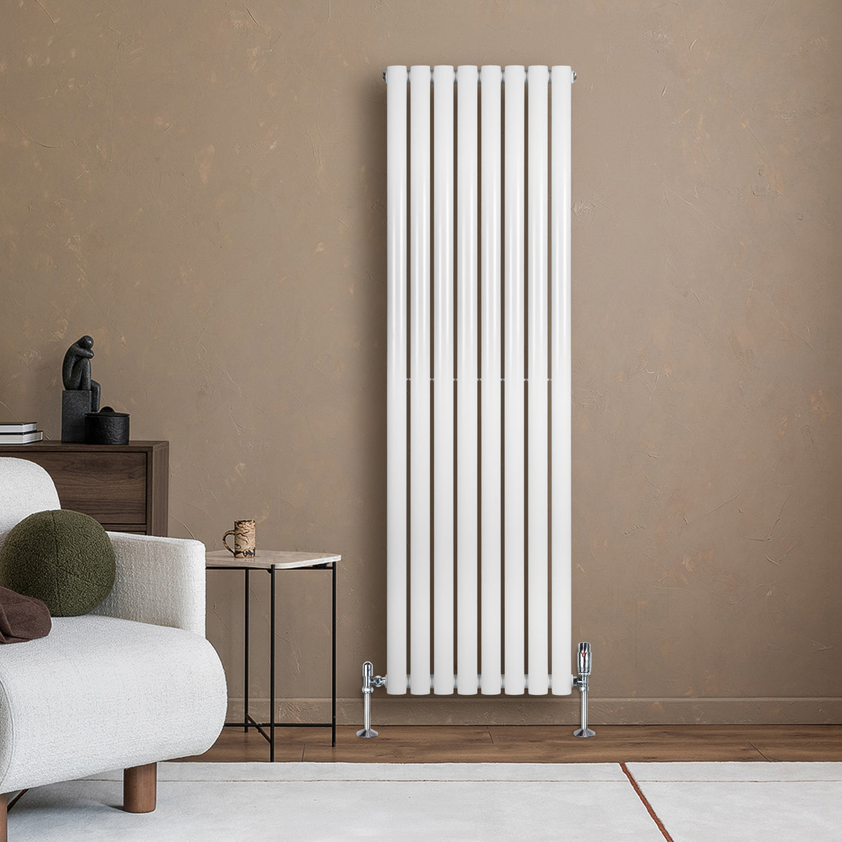 Eleganter, weißer Gliederheizkörper mit vertikalen Röhren, 1600mm x 480mm, vor einer warmen, erdigen Wand, ideal für moderne Wohnräume