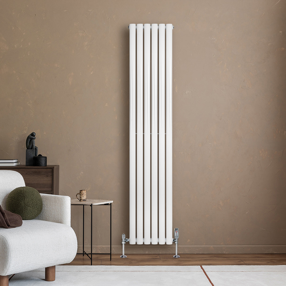 Hochformatiger, weißer Gliederheizkörper mit sechs vertikalen Röhren, elegant an einer beige Wand montiert, neben einem modernen Sofa und Tisch