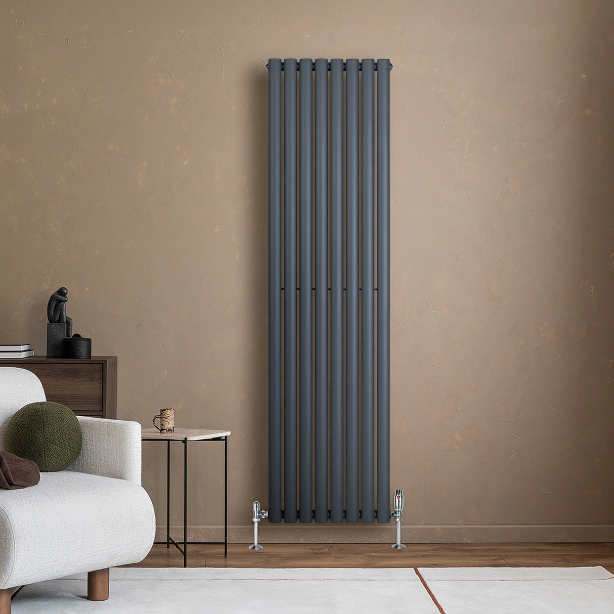 Eleganter anthrazitgrauer Gliederheizkörper mit schlanken vertikalen Lamellen, montiert an einer warmen, beige Wand, ideal für moderne Wohnräume