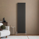 Schwarzer Gliederheizkörper mit vertikalen Lamellen, 1800mm x 480mm, elegant an einer neutralen Wand, ergänzt durch moderne Möbel und Dekor