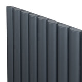 Gliederheizkörper in Anthrazitgrau, 1800mm x 600mm, mit runden, vertikalen Rohren und mattem Finish für modernes Raumdesign