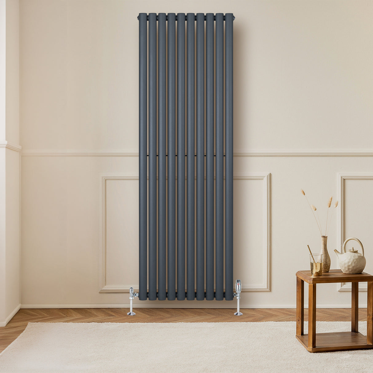Gliederheizkörper in Anthrazitgrau, 1800mm x 600mm, mit vertikalen Lamellen und eleganten Füßen, ideal für moderne Wohnräume