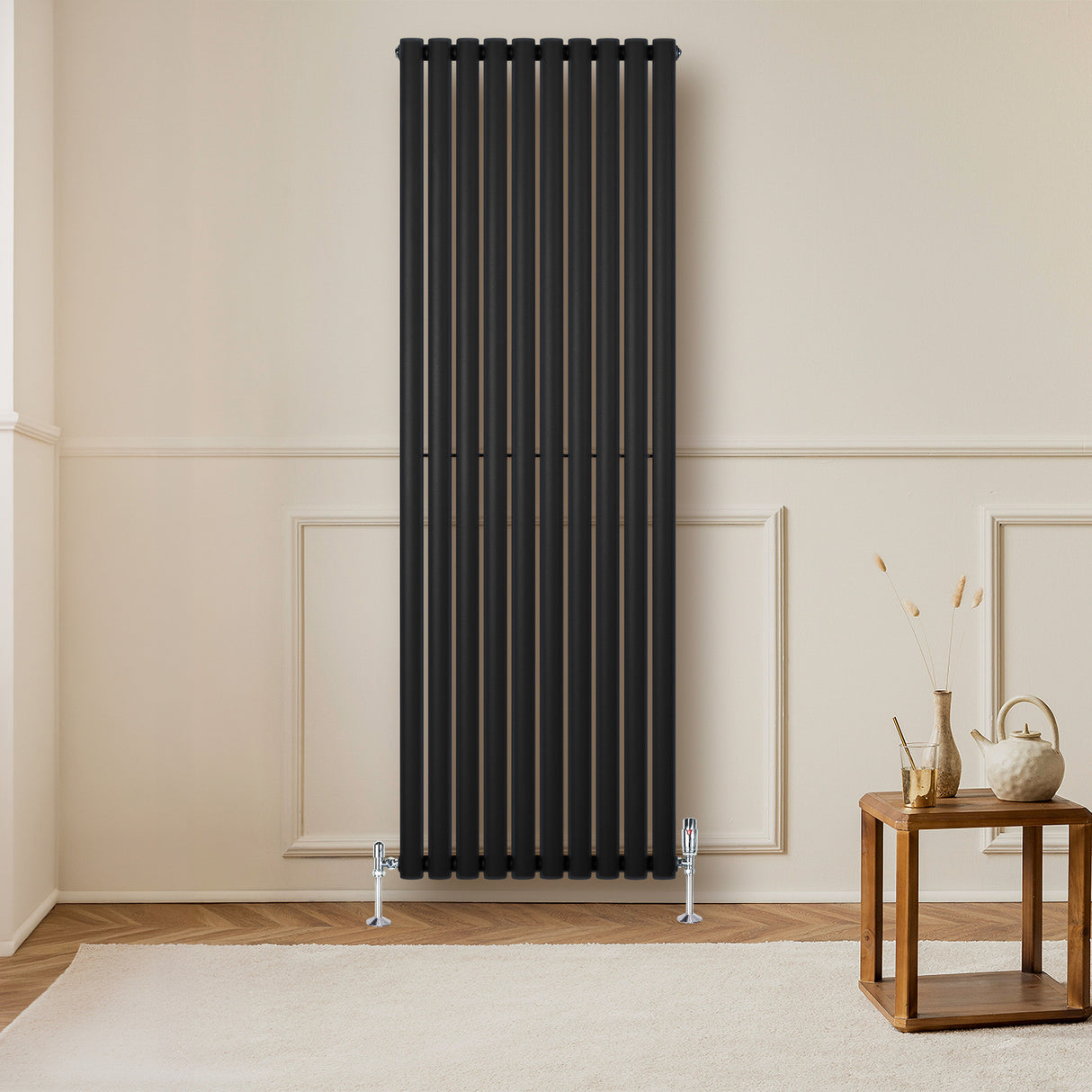 Schwarzer Gliederheizkörper mit vertikalen Lamellen, 1800mm x 600mm, elegant in modernem Raum, Holzfußboden und stilvollem Tisch im Vordergrund