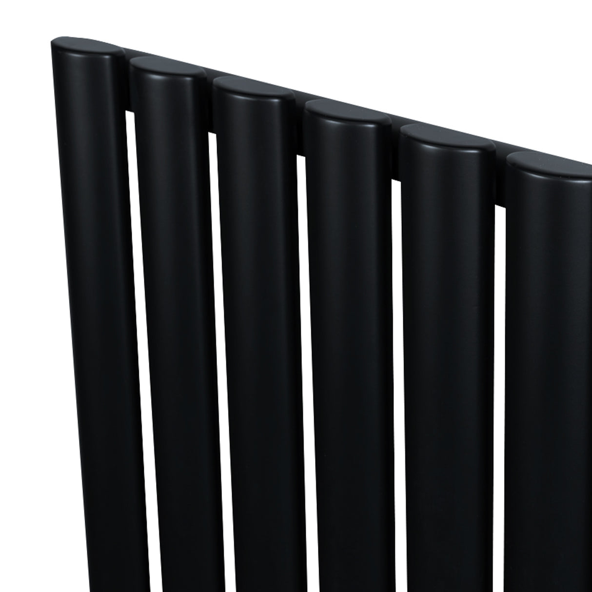 Schwarzer Gliederheizkörper mit sechs vertikalen, runden Elementen, 1800mm x 600mm, glänzende Oberfläche und modernes Design für effiziente Wärmeabgabe