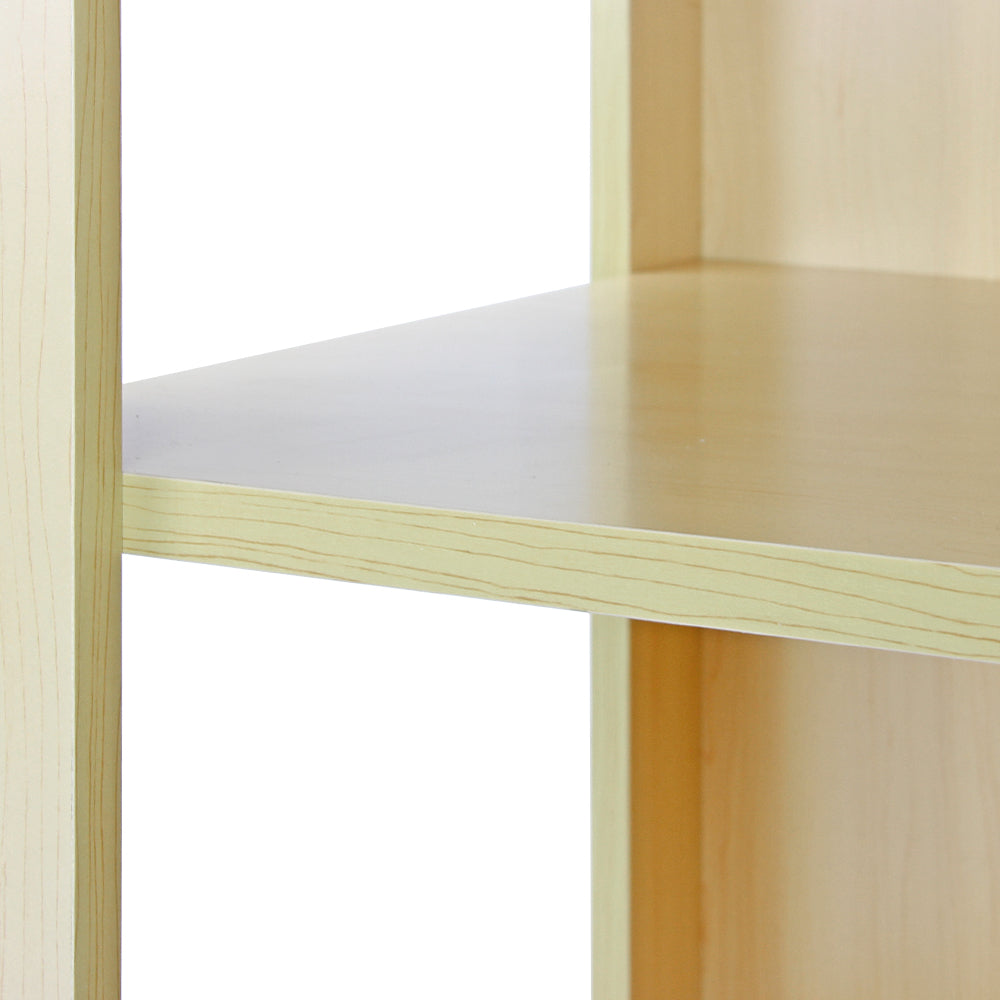 Ecktheke aus hellem Ahornholz mit glatter, glänzender Oberfläche und klaren Kanten, ideal für Einzelhandelsgeschäfte zur optimalen Raumnutzung