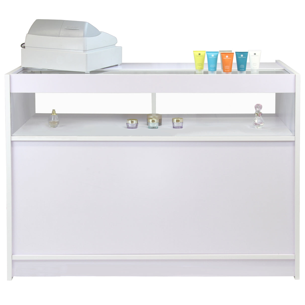Elegantes, weißes Ladentheken- und Verkaufsdisplay-Set mit glatter Oberfläche, integriertem Kassensystem und bunten Kosmetikprodukten auf der Ablage