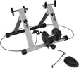 Silberner Velo Pro magnetischer Turbo Trainer mit stabilen schwarzen Ständern, einem schwarzen Widerstandsanpassungsmechanismus und Zubehörteilen für die Montage