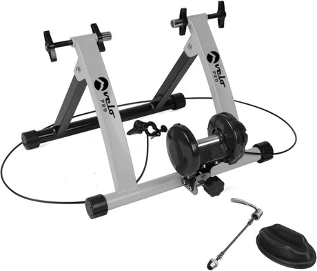 Silberner Velo Pro magnetischer Turbo Trainer mit stabilen schwarzen Ständern, einem schwarzen Widerstandsanpassungsmechanismus und Zubehörteilen für die Montage