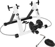 Weißer magnetischer Rollentrainer Velo Pro mit stabilen schwarzen Standfüßen, einem glänzenden schwarzen Widerstandssystem und Zubehörteilen
