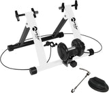 Weißer magnetischer Rollentrainer Velo Pro mit stabilen schwarzen Standfüßen, einem glänzenden schwarzen Widerstandssystem und Zubehörteilen