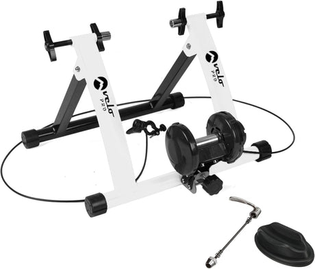 Weißer magnetischer Rollentrainer Velo Pro mit stabilen schwarzen Standfüßen, einem glänzenden schwarzen Widerstandssystem und Zubehörteilen