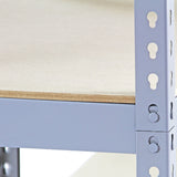 Graue Metallregaleinheit mit stabilen, perforierten Seiten und einer glatten, hellbraunen Holzablage, ideal für Lagerung und Organisation